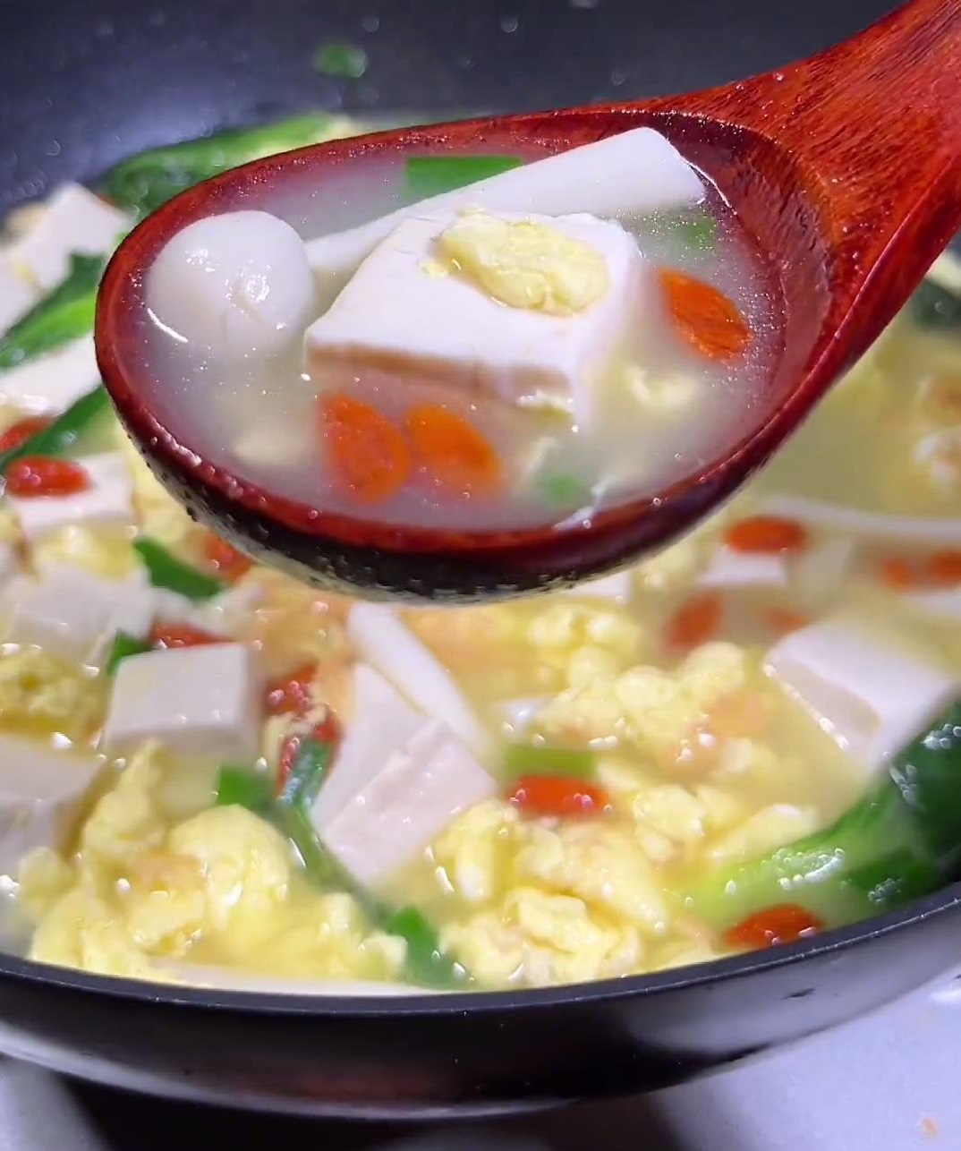 炎炎夏日 喝一碗豆腐鲜菇汤
